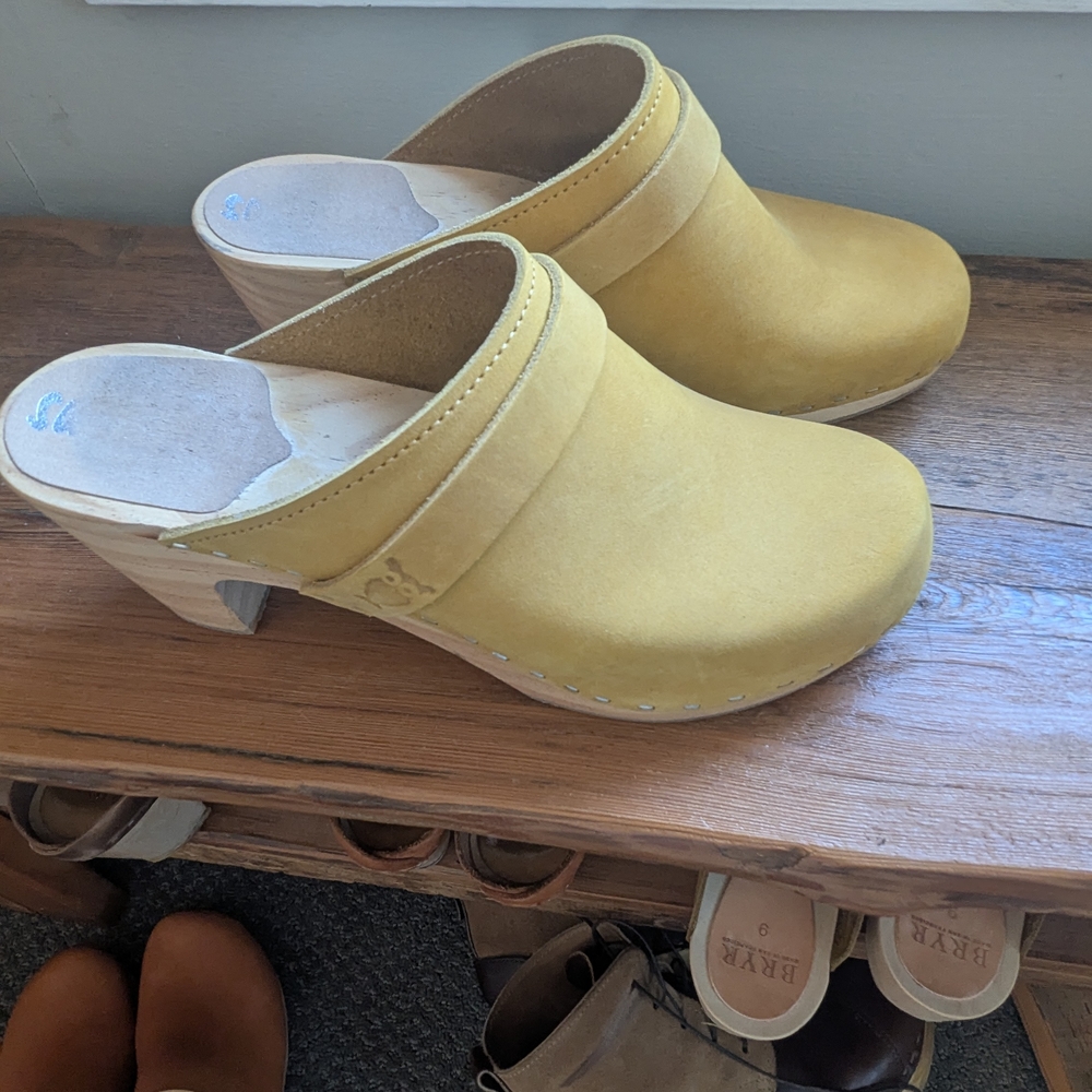 Sandrens Yellow leather Clogs EUC size 9 39 - Picture 3 of 11